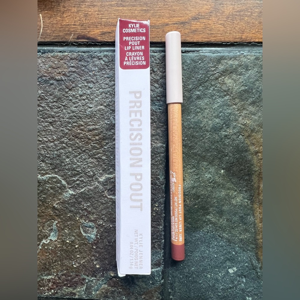 Kylie Cosmetics Precision Pout.  Lip Liner.. lure NIB